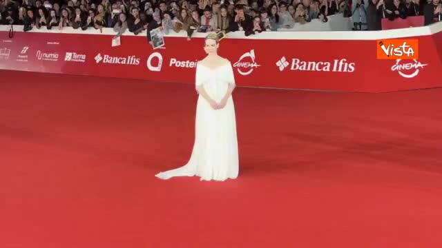 Naomi Watts posa per i fotografi sul red carpet della Festa del Cinema di Roma
