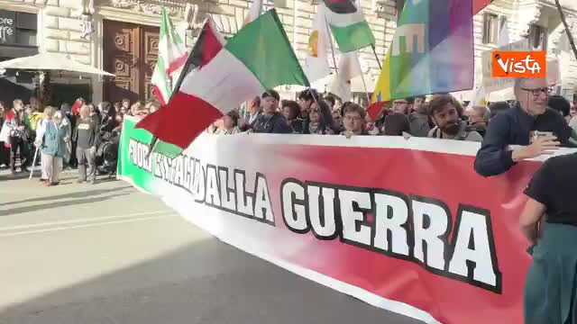 'Fuori l'Italia dalla guerra', l'enorme striscione alla manifestazione a Roma