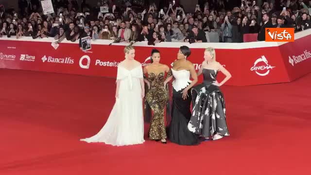Kim Kardashian e il cast di 'All's Fair' posa per i fotografi sul alla Festa del cinema di Roma