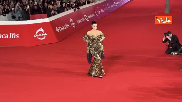 Kim Kardashian posa per i fotografi con un vestito leopardato alla Festa del Cinema di Roma