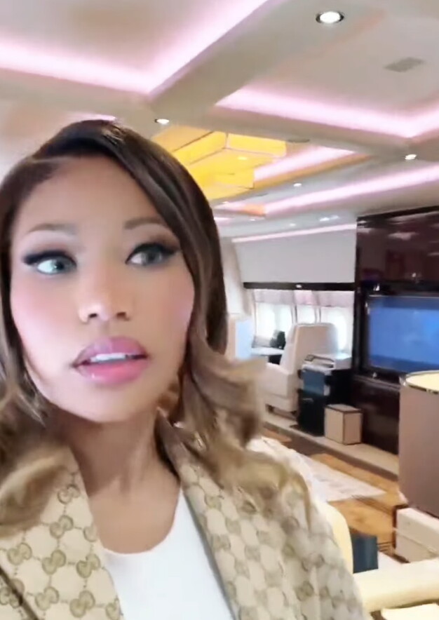 La rapper Nicki Minaj mostra ai fan l'interno dell'Air Force One (VIDEO)