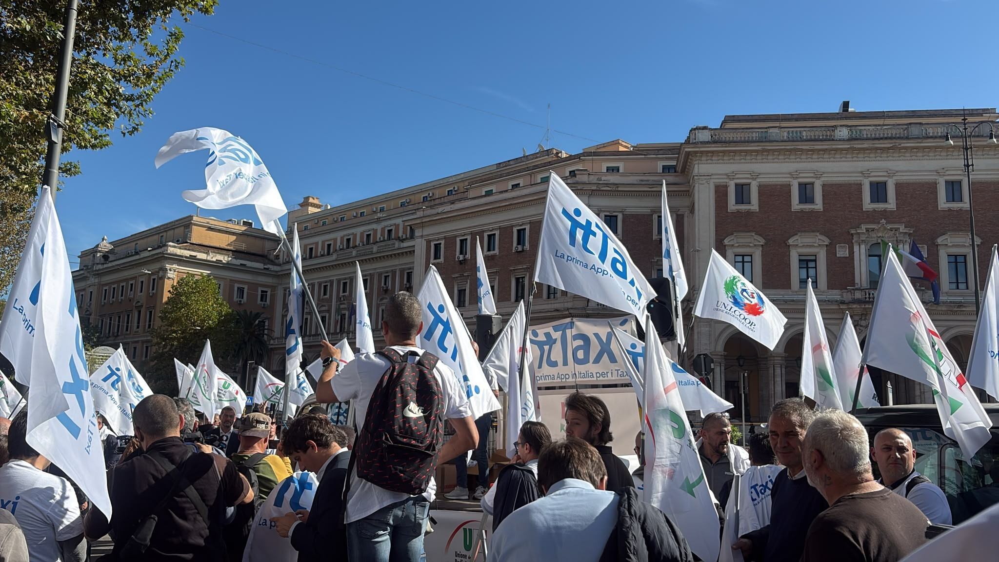 Centinaia di tassisti protestano a Roma