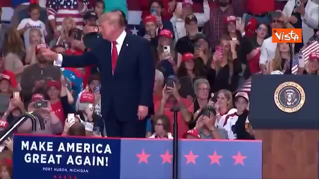 Termina il comizio in Michigan e il Presidente Usa balla 'Trump dance' sul palco sulle note di Ymca