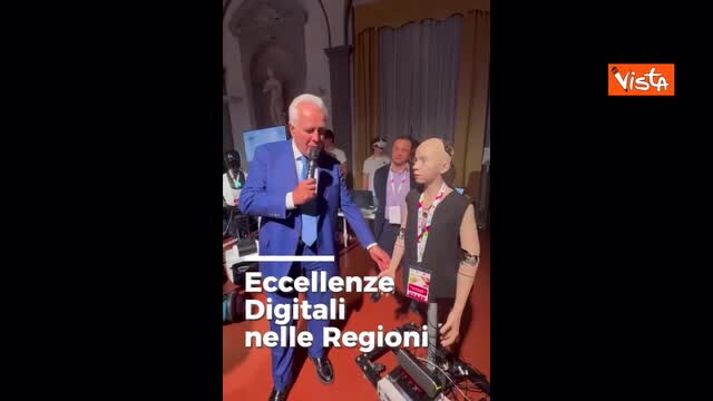 Giani (Toscana) scherza con un robot al Festival Regioni: Ti nomino capo di gabinetto degli umanoidi
