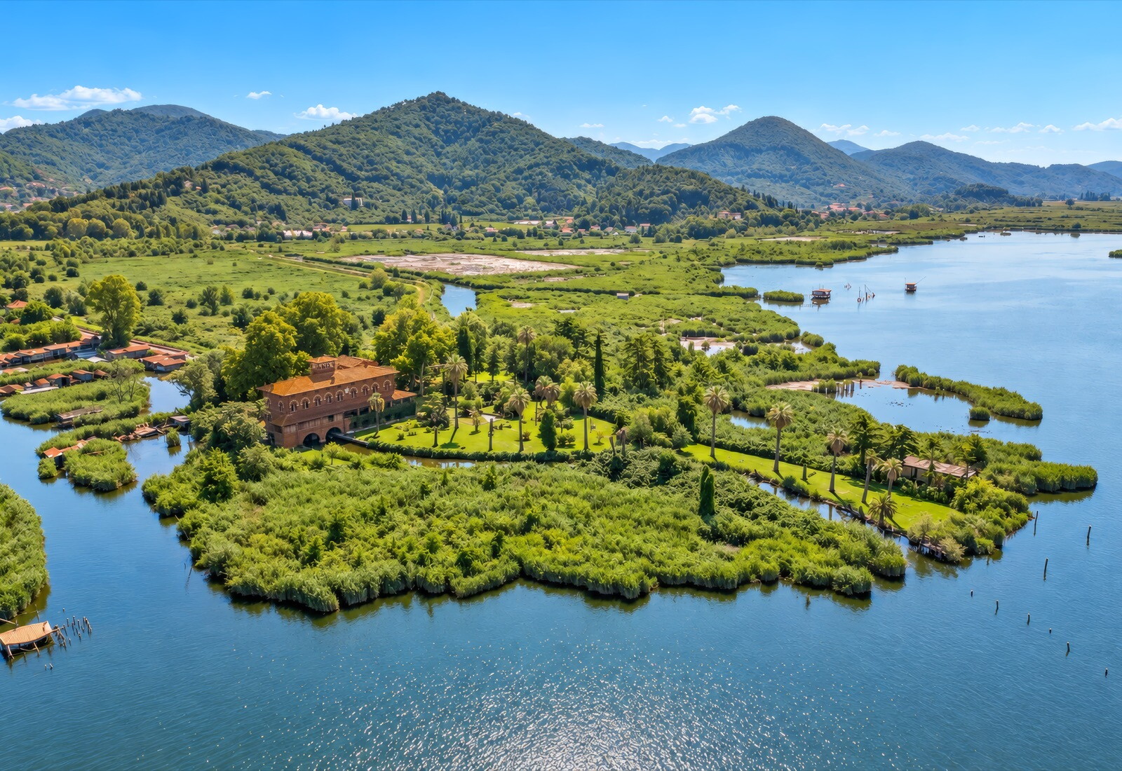 In vendita in Versilia la dimora sul Lago di Massaciuccoli amata da Puccini