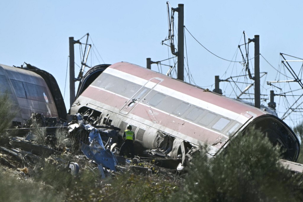 Spagna, strage sull'alta velocità. Il Governo: "È stato un errore umano". Almeno 46 morti