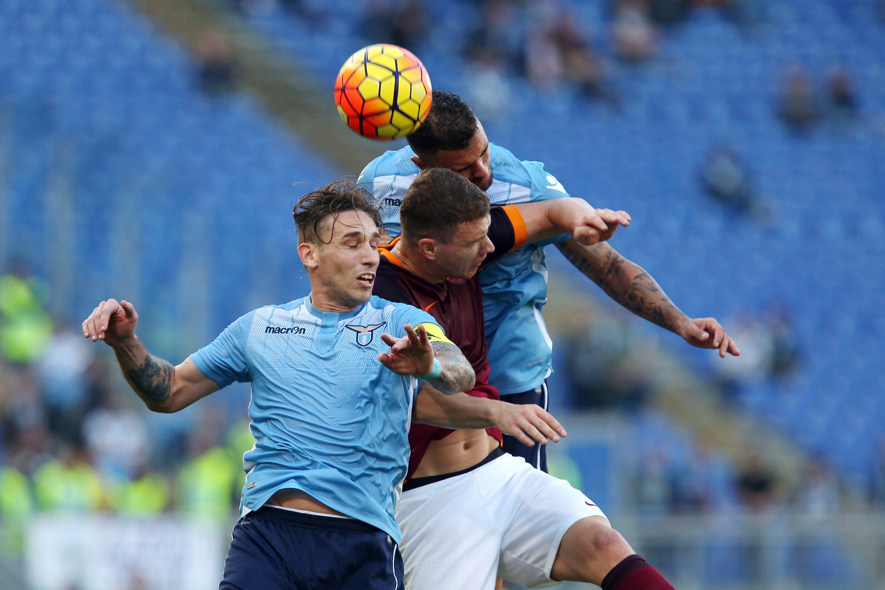 Colpi di testa e demenza: a rischio anche i calciatori che hanno usato palloni moderni
