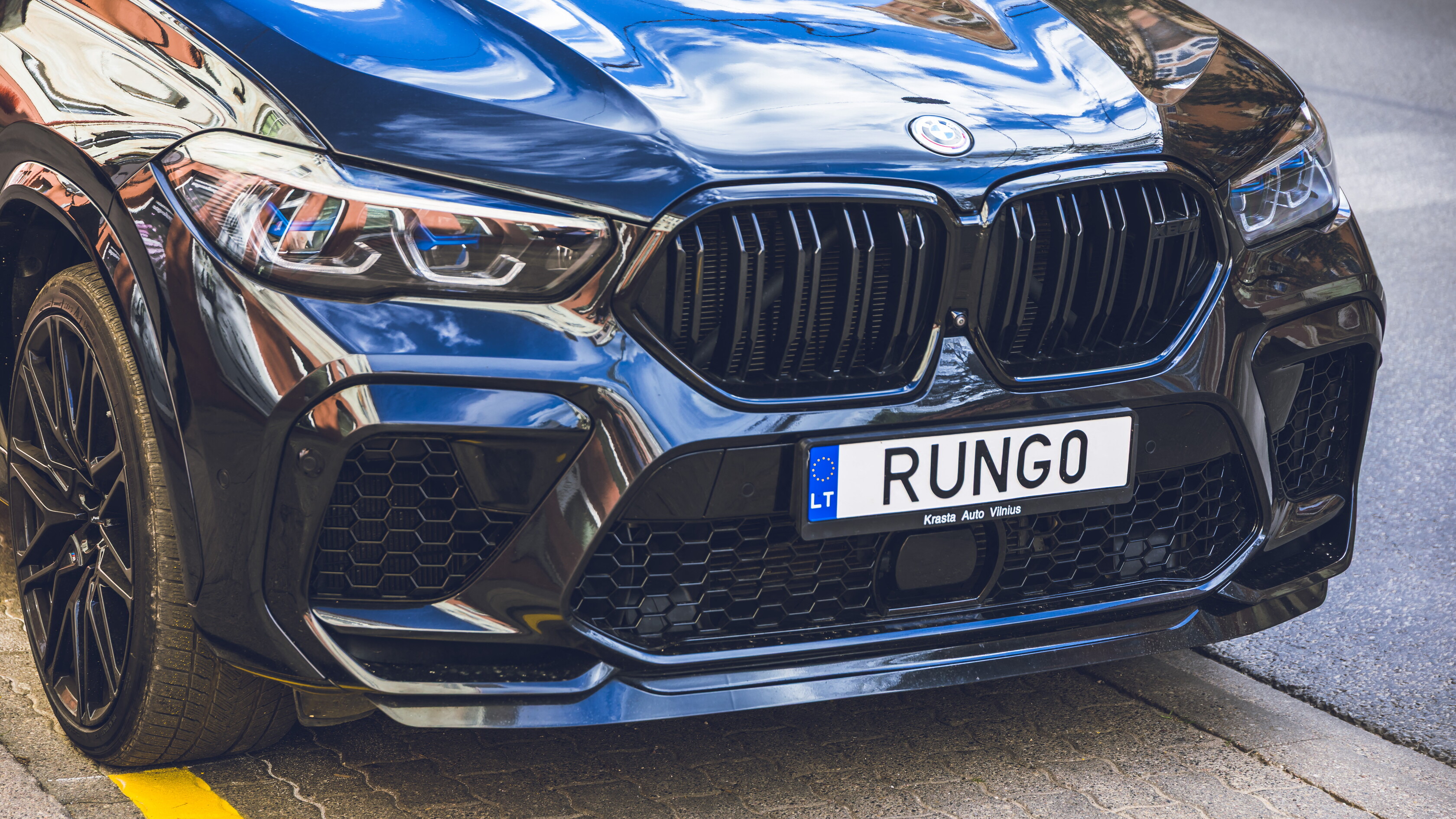 Manovra, arriva la targa auto personalizzata: costerà 600 euro