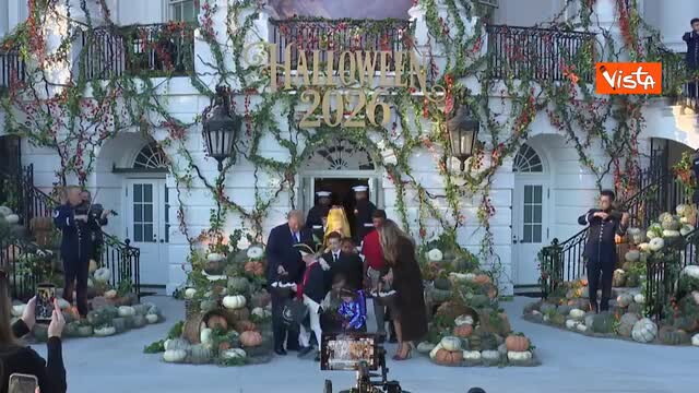 Halloween alla Casa Bianca, Trump e Melania accolgono i bambini mascherati con i dolcetti