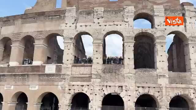 Il corteo degli studenti passa vicino al Colosseo, i turisti li filmano