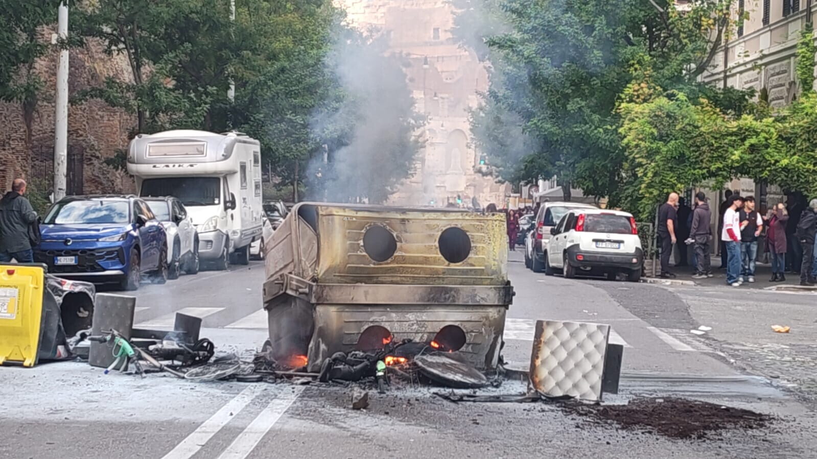 Italia in piazza contro il carovita: "Abbassate le armi, alzate i salari". Occupata la tan...