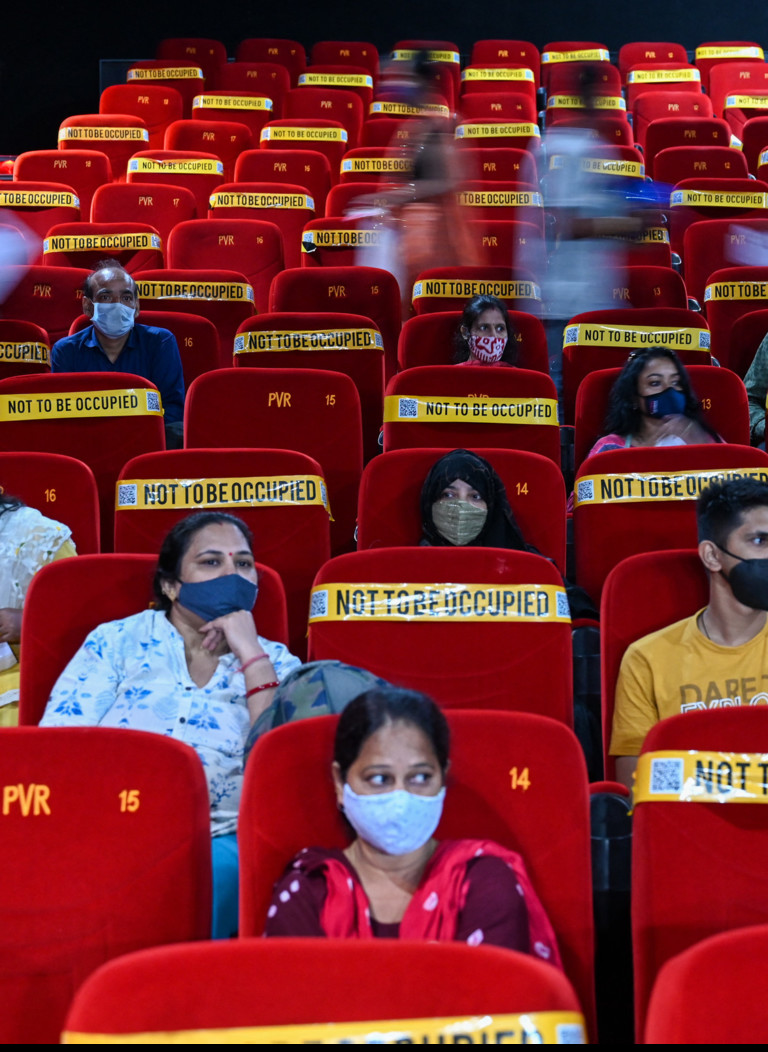 A Mumbai dopo 18 mesi riaprono i cinema e i teatri