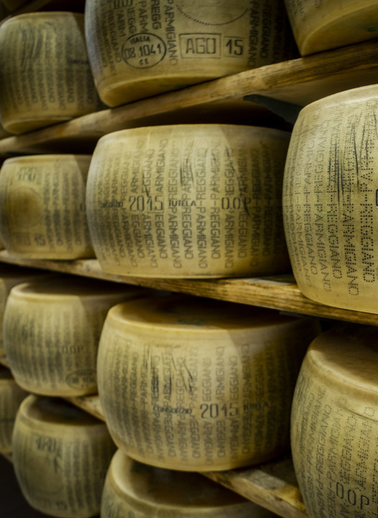 Il Parmigiano Reggiano ha toccato il record di 2,7 miliardi di euro nel 2001