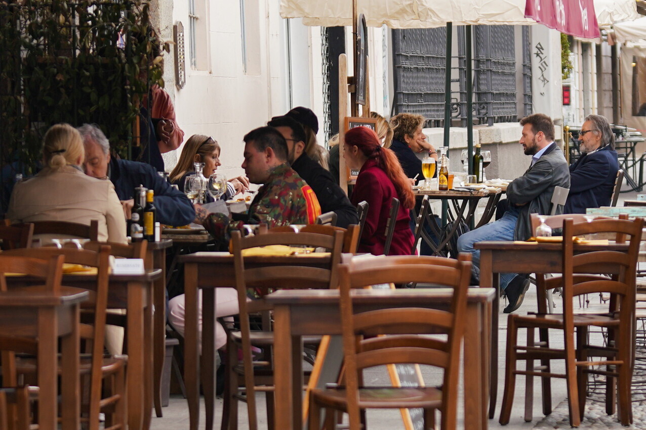 "Meno bar e hotel ma è boom per ristoranti e affitti brevi"