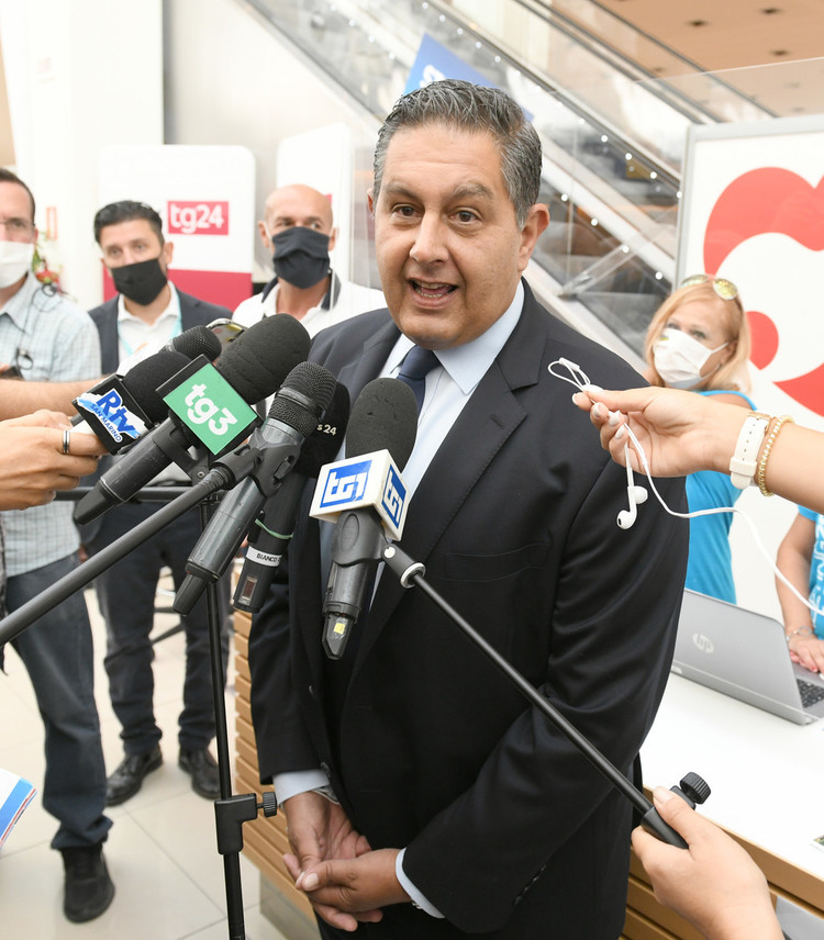 Toti apre il cantiere del nuovo ‘centro’, ma i distinguo sono già numerosi