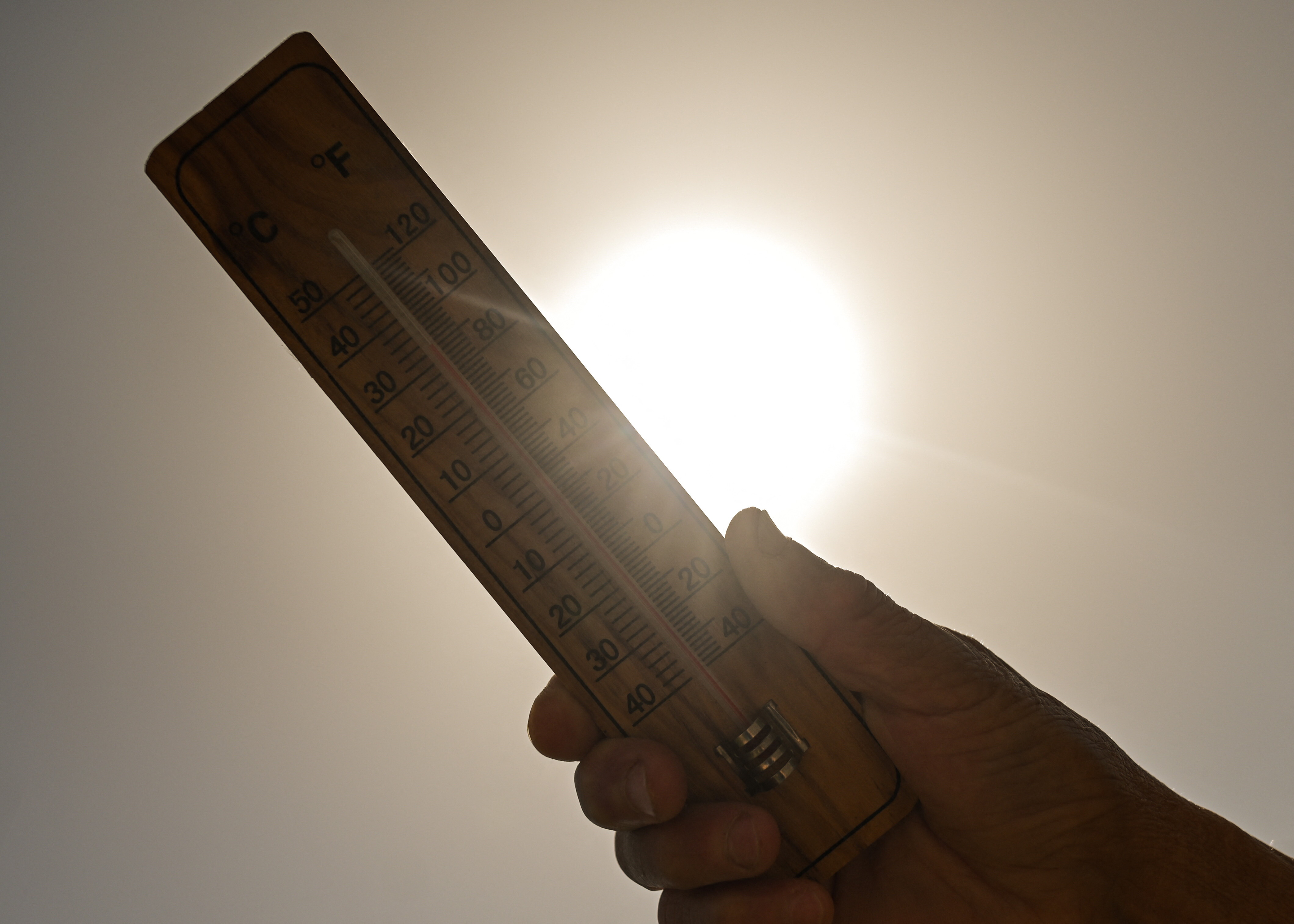 L’Italia brucia, scatta l'allerta: quando arriva il vero picco del caldo e cosa ci aspetta ad agosto