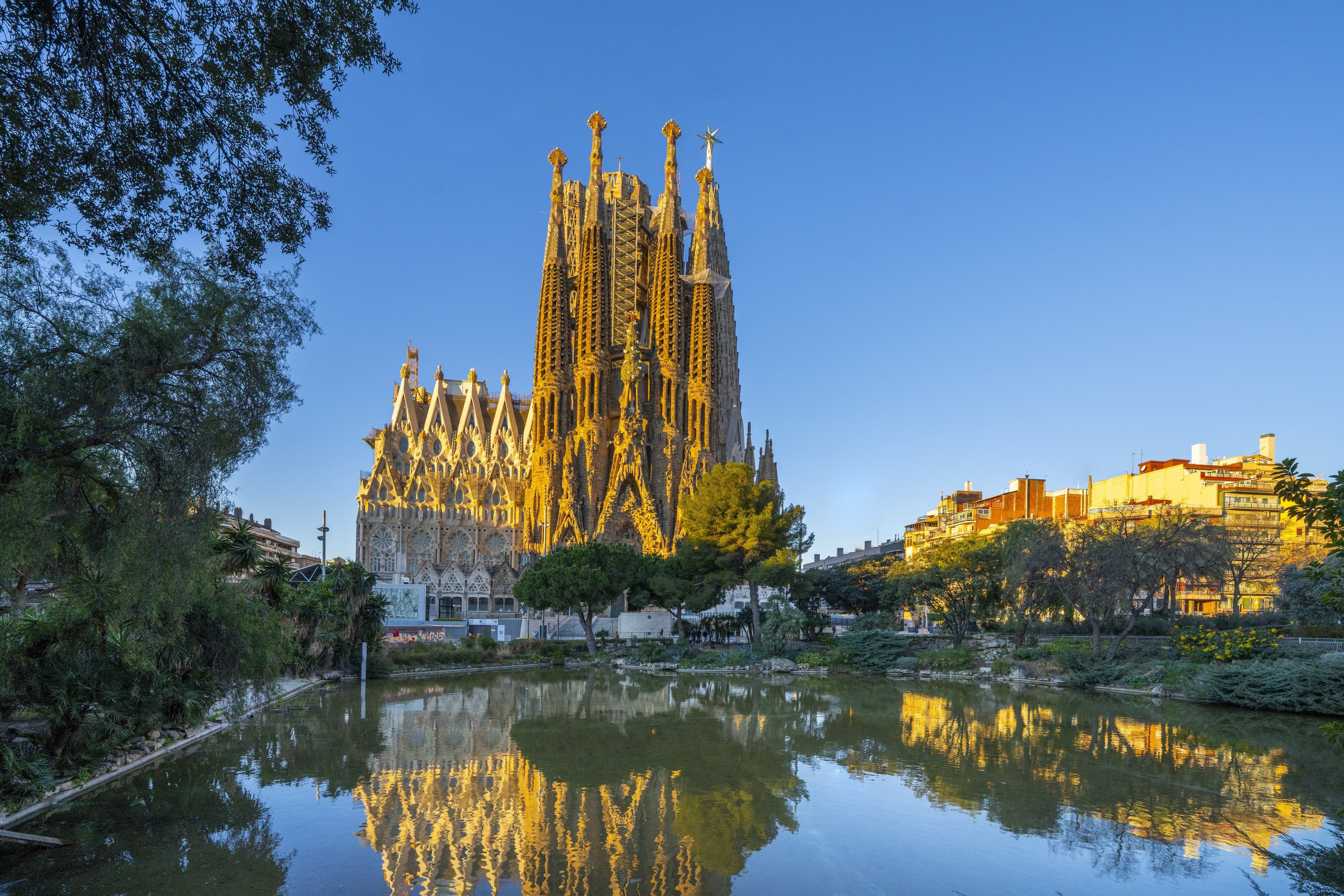 Leone inaugura l'ultima Torre della Sagrada Familia, ma i lavori non sono ancora finiti. Q...