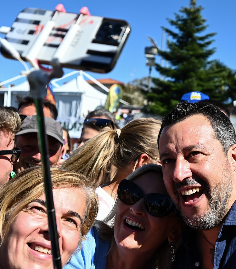 Salvini a Pontida: "Noi più credibili di un governo di unità nazionale"