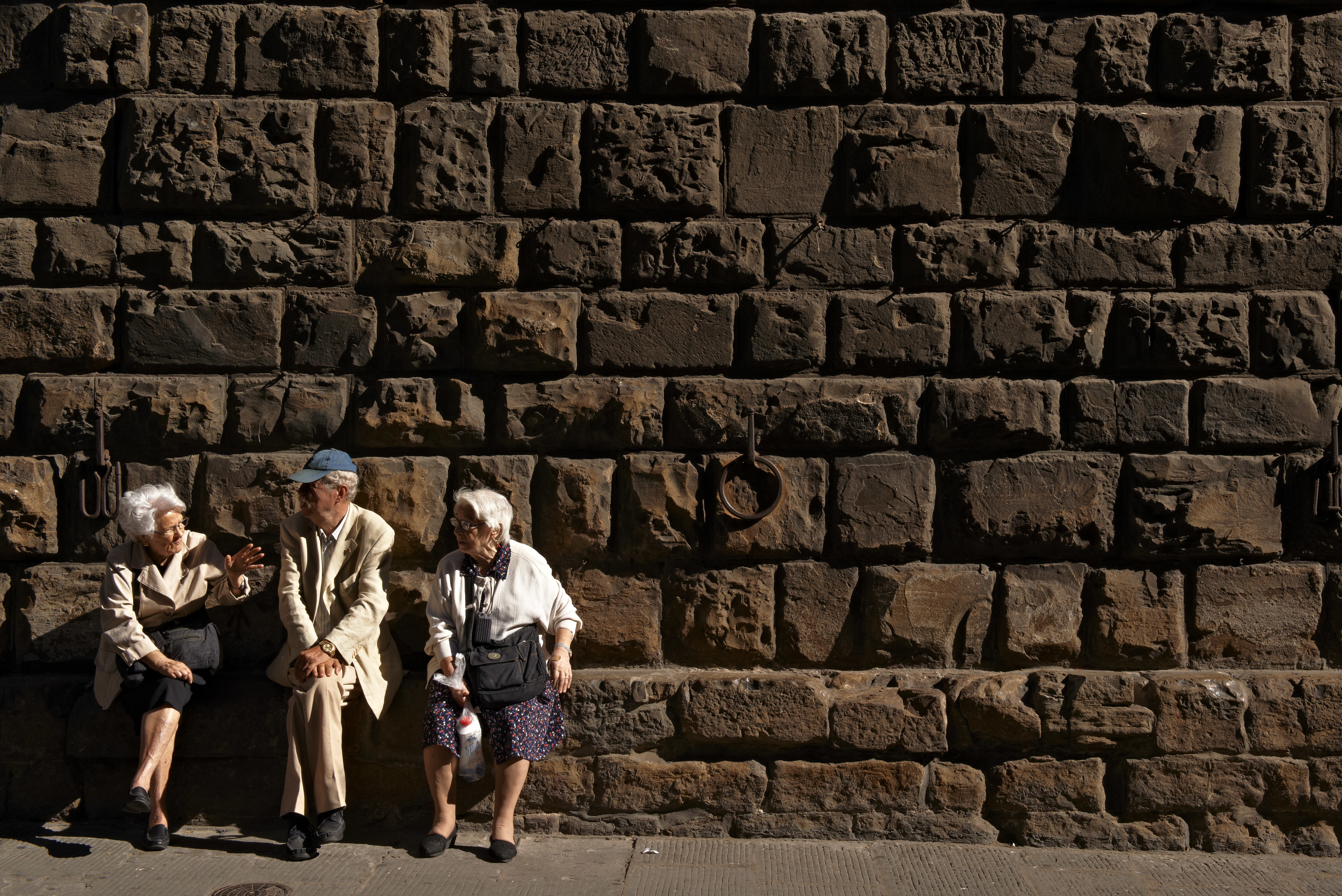 italiani sempre più anziani (e soli), tante le cronicità