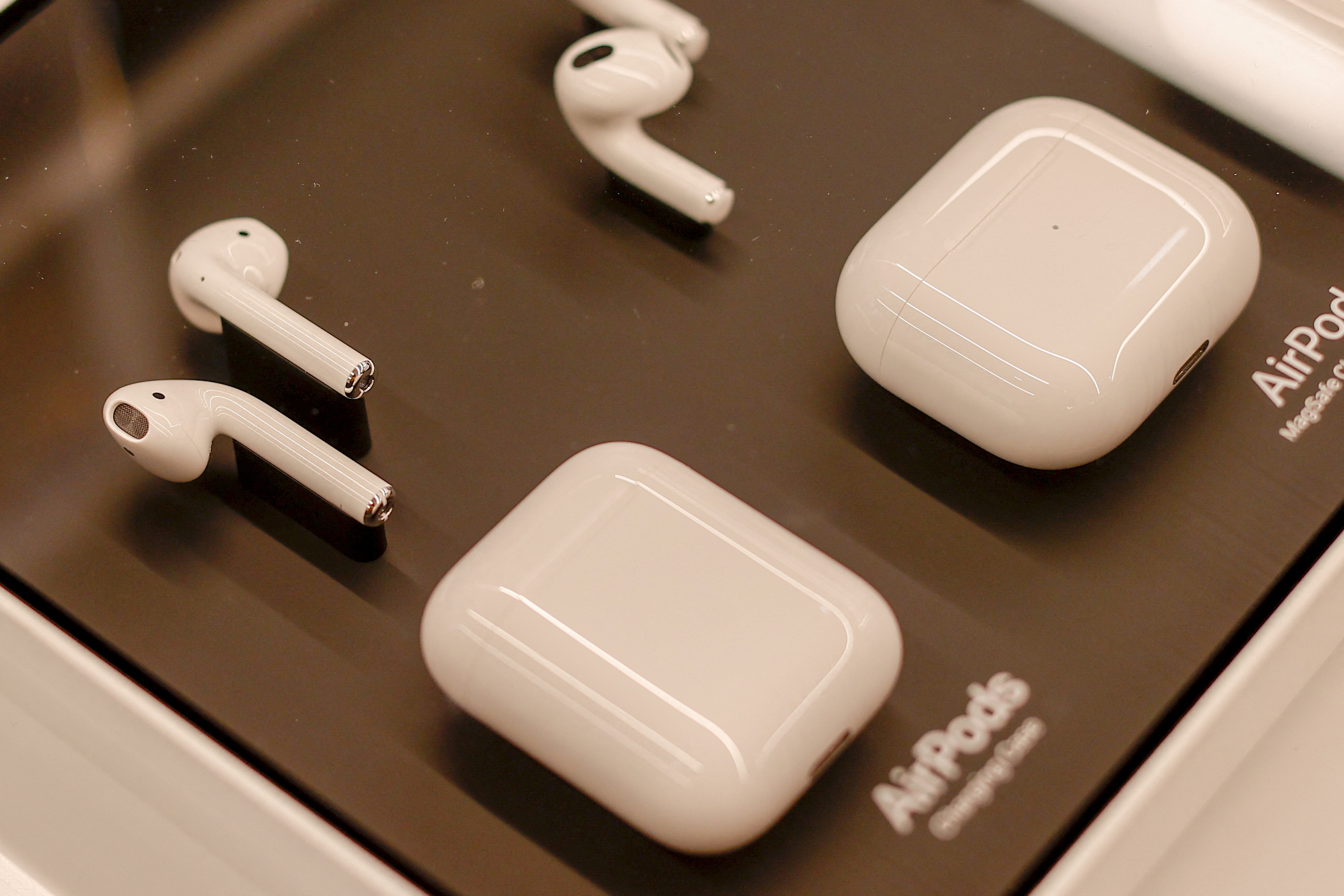 Apple, Live Translation: arriva anche Italia la traduzione in tempo reale sugli AirPods