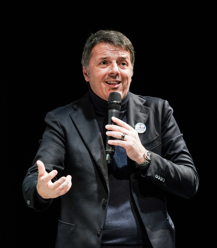 Renzi guarda alle Europee e accelera sul partito unico