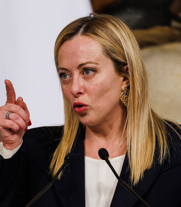 Lieve calo per FdI e Pd. M5s al 15,8%