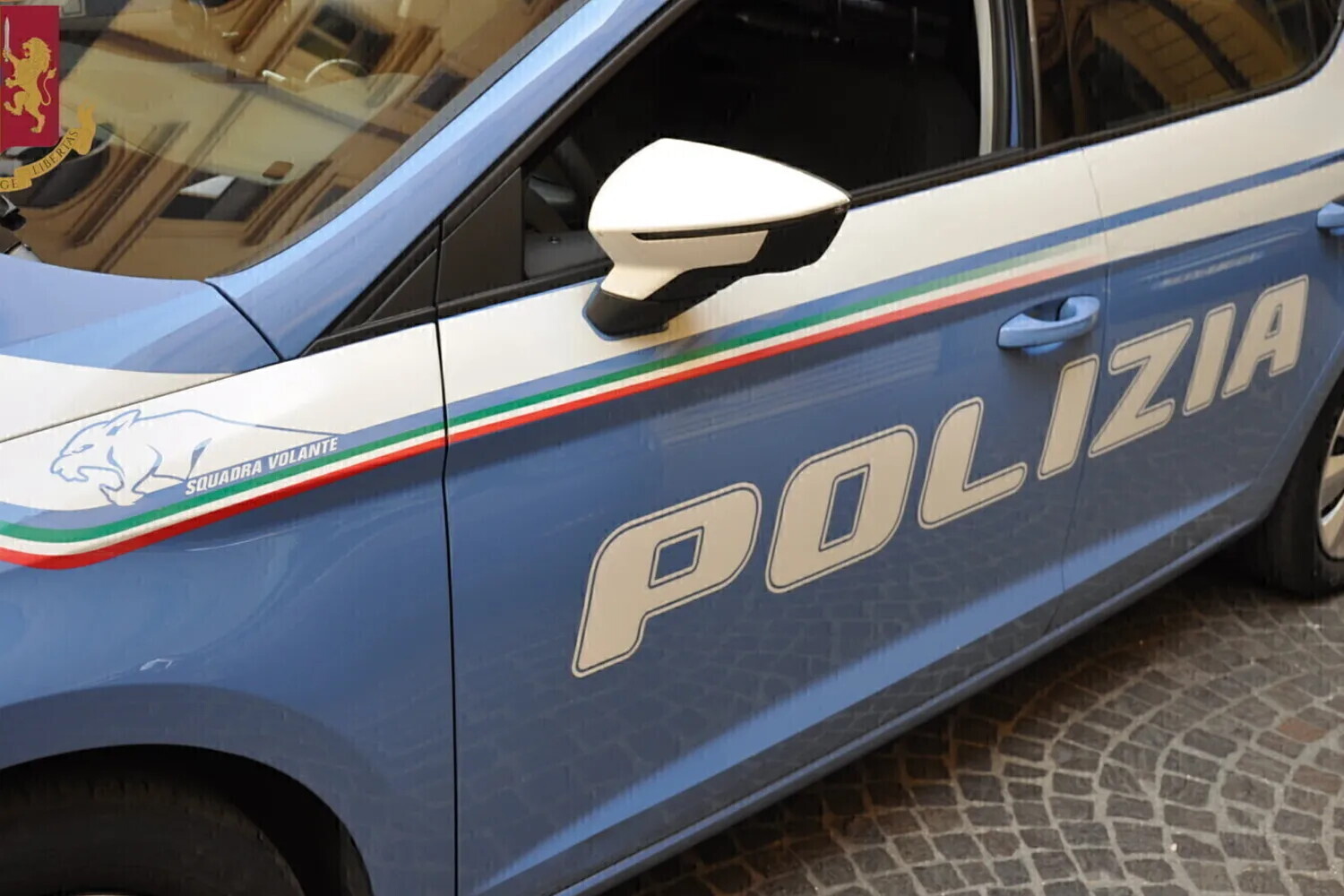Scontro a Roma tra una volante della polizia e un'auto in fuga, 4 feriti
