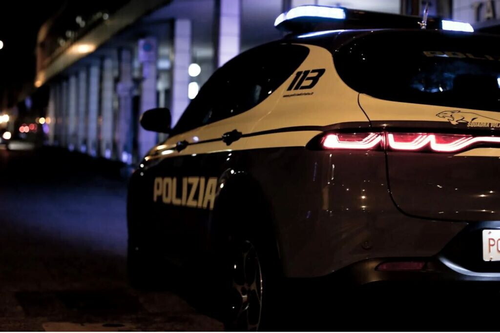 Choc a Salerno, ragazza accoltellata alle spalle da uno sconosciuto: è grave, ma non in pe...